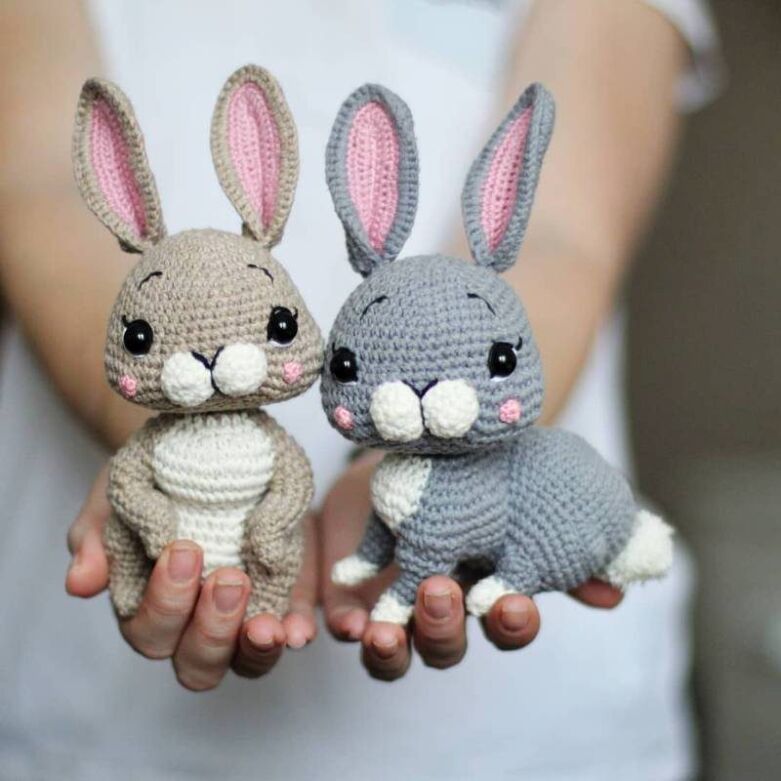 Вязаный кролик амигуруми